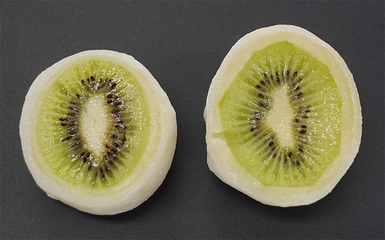Comparison of peeled kiwi